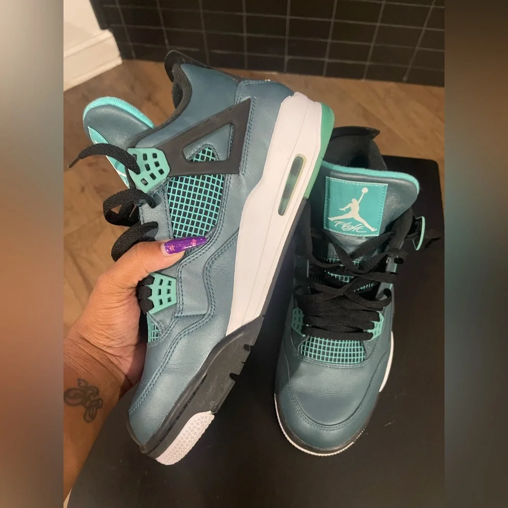Air Jordan 4 retro Teal & Black Sneakers - size 11M